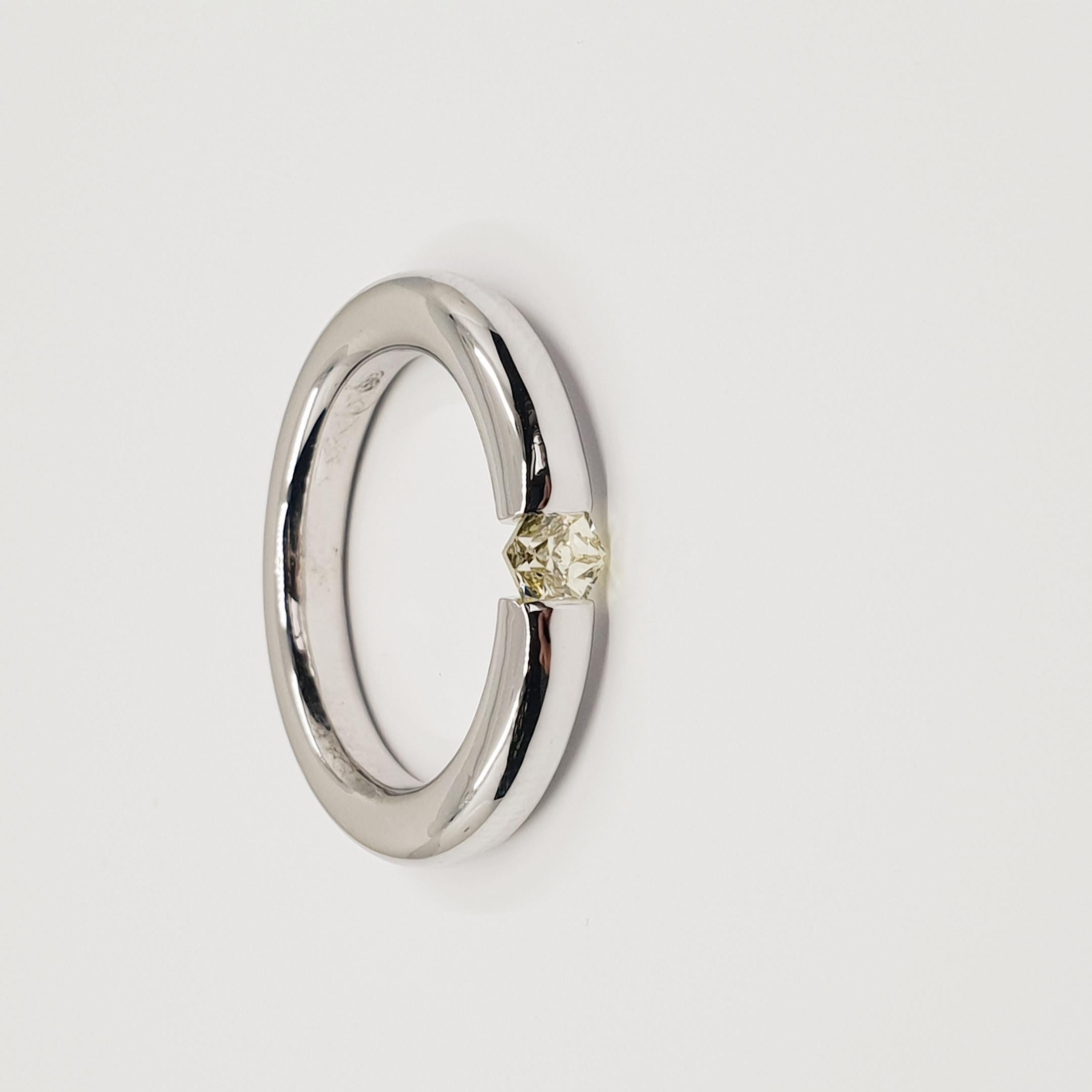 0.5 Carat Solitaire Diamond Ring F-G/VS 18k White Gold, Brilliant Cut Diamond. 
Pièce de haute joaillerie avec un total de 0,5 carat. 
Bague à tension faite à la main avec un diamant 