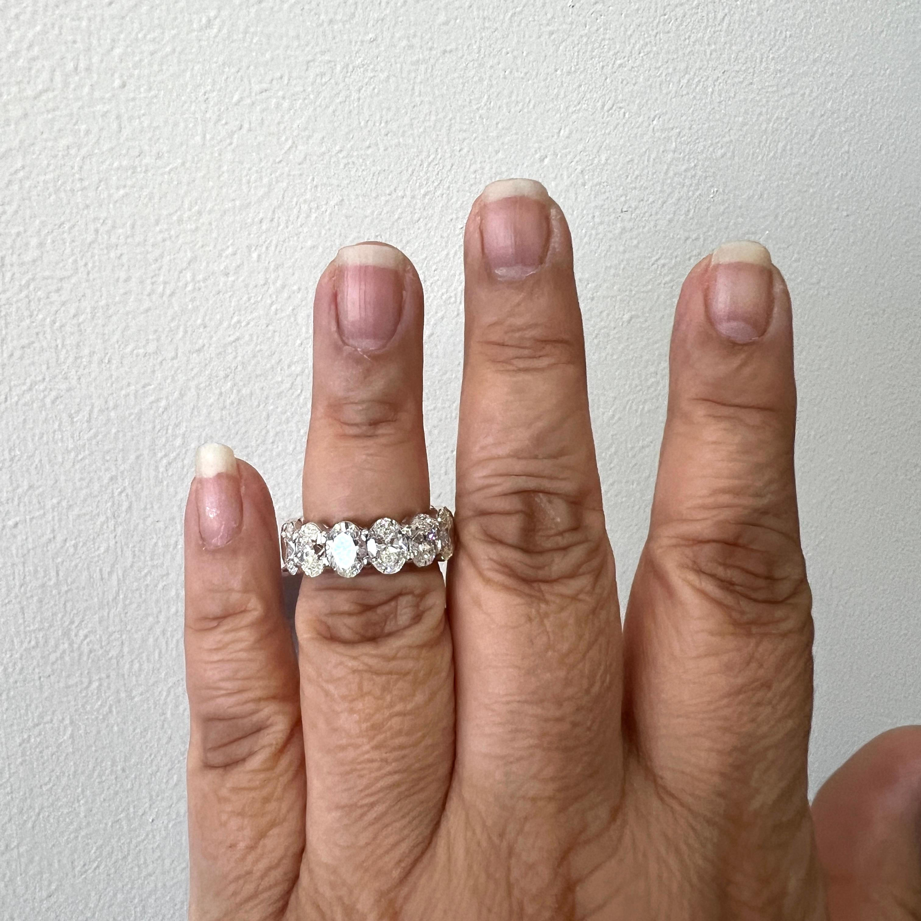 Precioso 9,13 ct. Óvalos de diamante blanco GHI VS-SI.  Total de 13 piedras, cada una de 0,70 ct.  Hecho a mano en oro blanco de 18 quilates.  Anillo talla 6.  Certificados GIA incluidos.