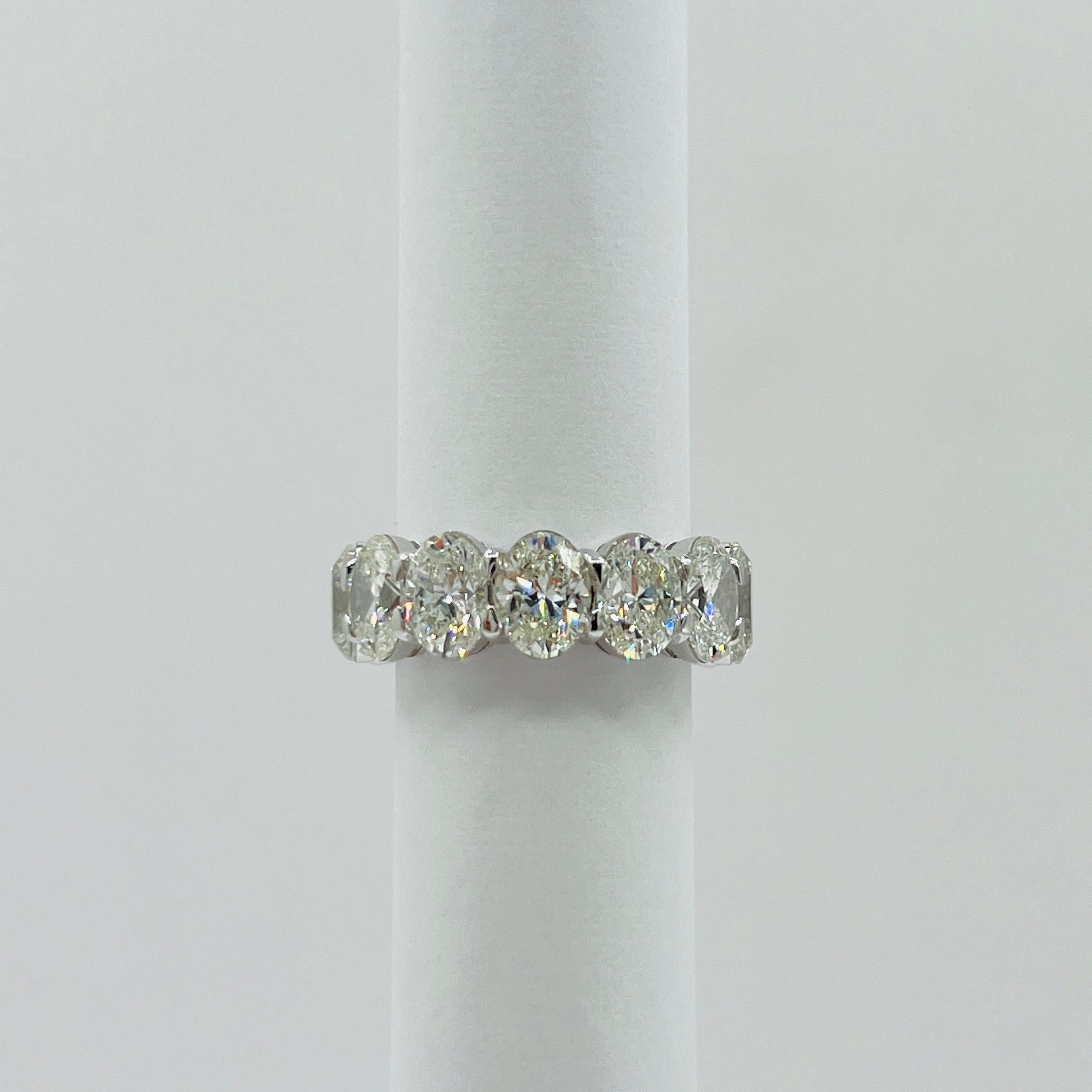 GIA Alianza de diamantes ovalados de 0,70 quilates cada uno en oro blanco de 18 quilates Corte oval en venta
