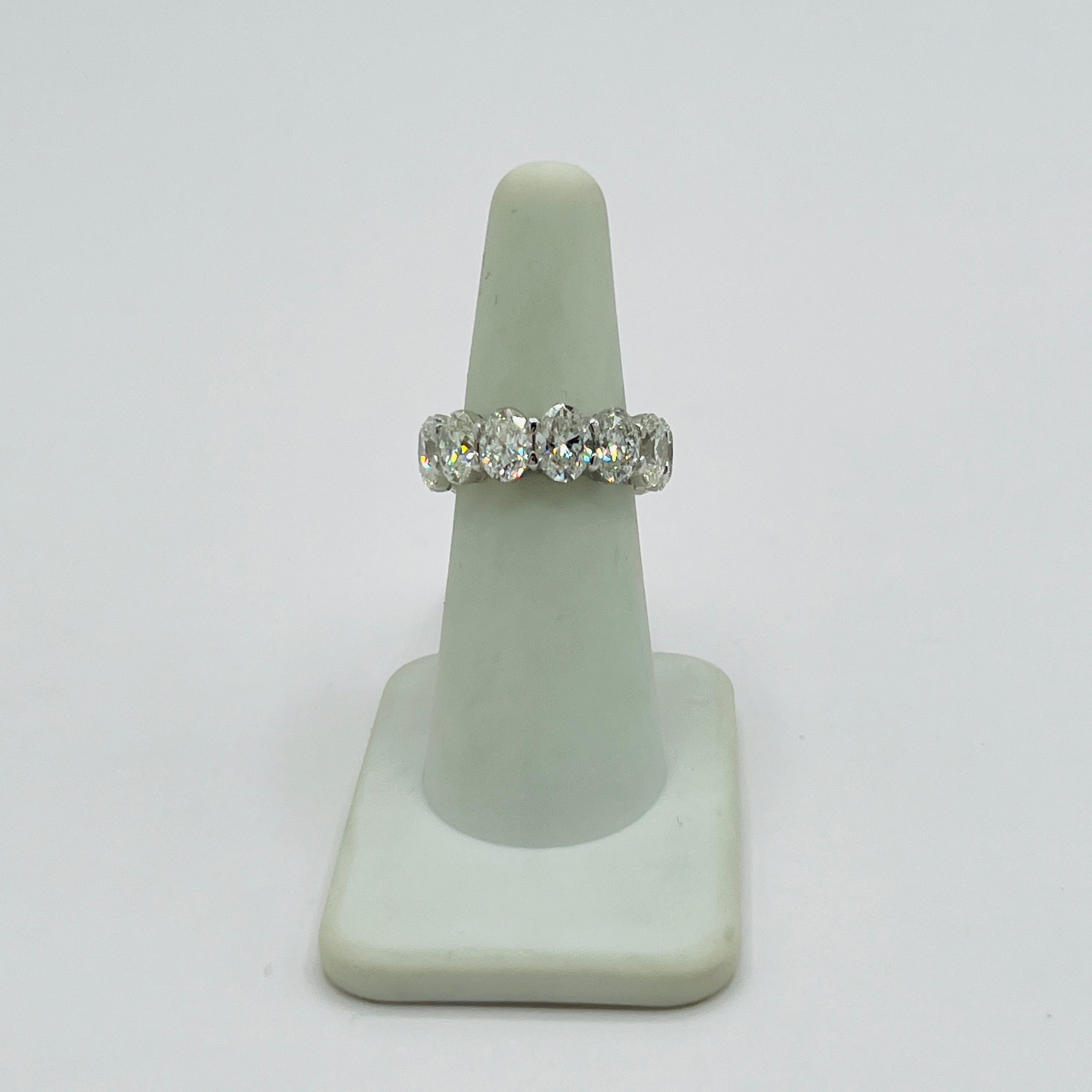 Femenino o masculino GIA Alianza de diamantes ovalados de 0,70 quilates cada uno en oro blanco de 18 quilates en venta