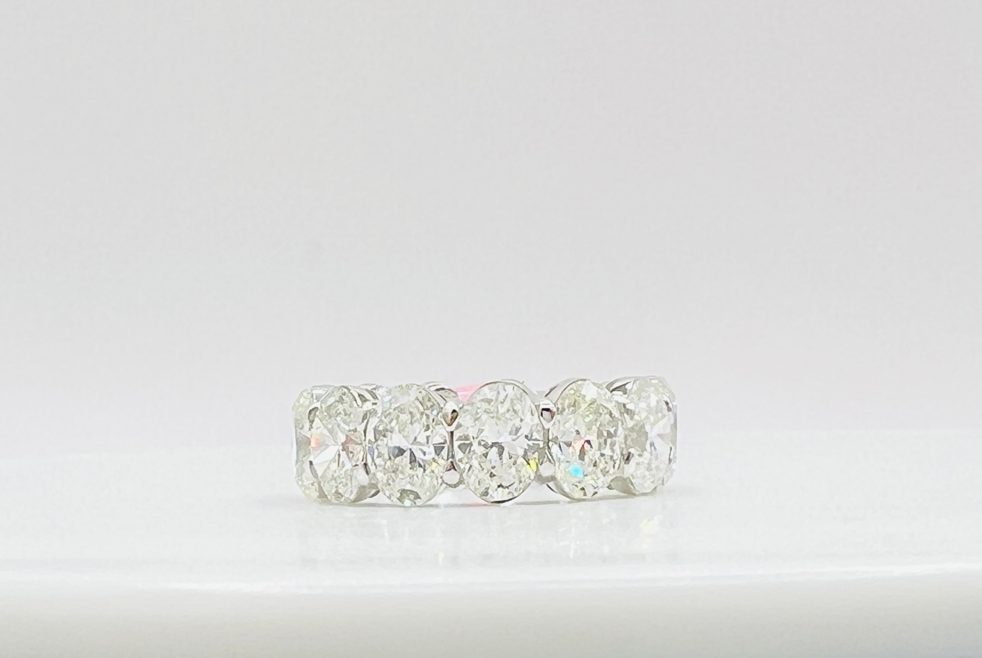 GIA Alianza de diamantes ovalados de 0,70 quilates cada uno en oro blanco de 18 quilates en venta