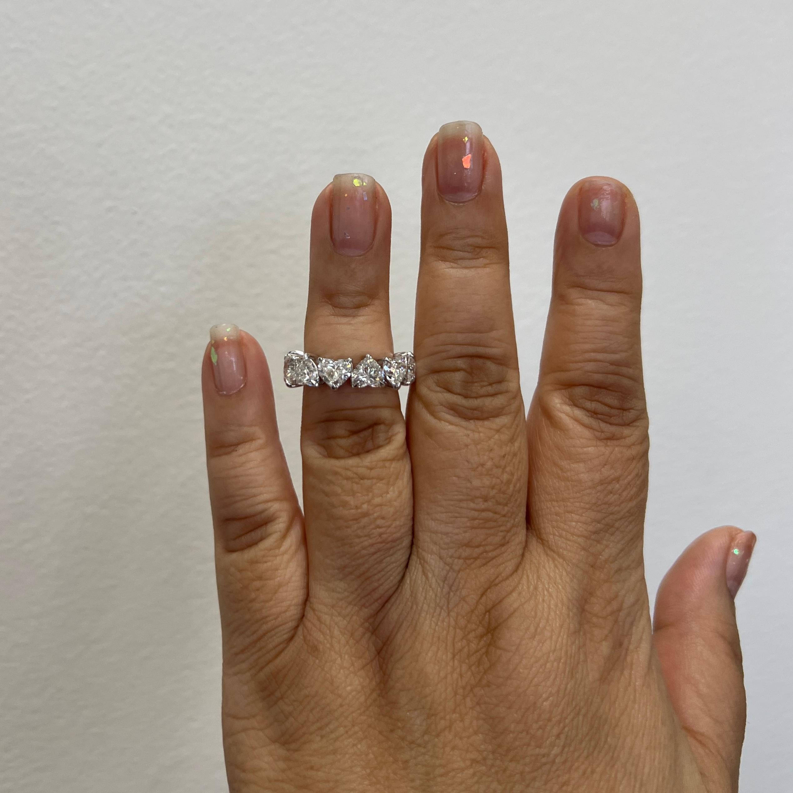 Splendido esemplare da 8,52 ct. Cuori di diamanti bianchi GH VVS-VS.  In totale 12 pietre, ognuna di 0,70 ct.  Viene fornito con i certificati GIA.  Realizzato a mano in oro bianco 18 carati.  Misura dell'anello 6,75.

