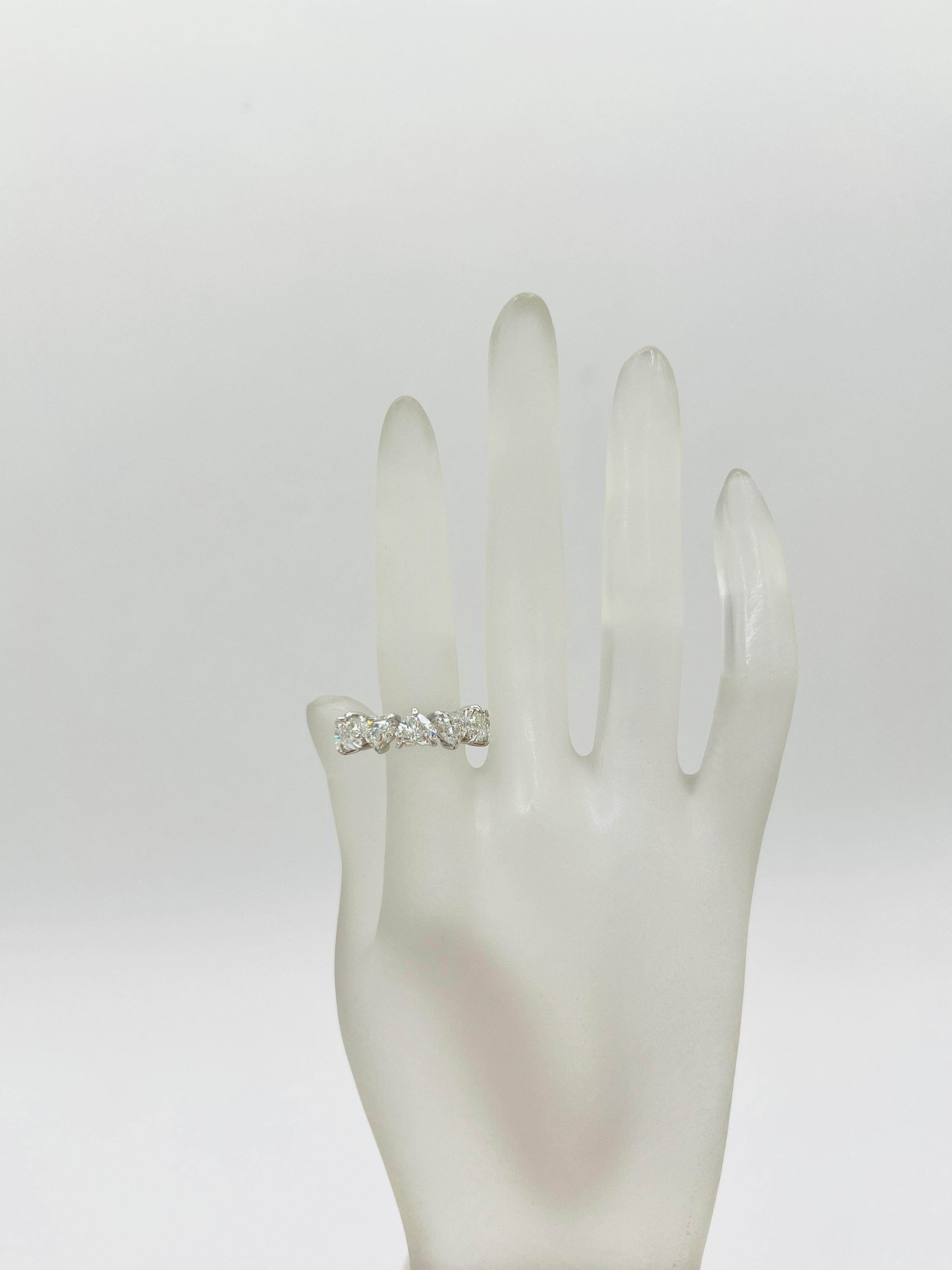 Cuore GIA  Anello a fascia per l'eternità con cuore di diamante bianco da 0,70 carati ciascuno in oro bianco 18 carati in vendita