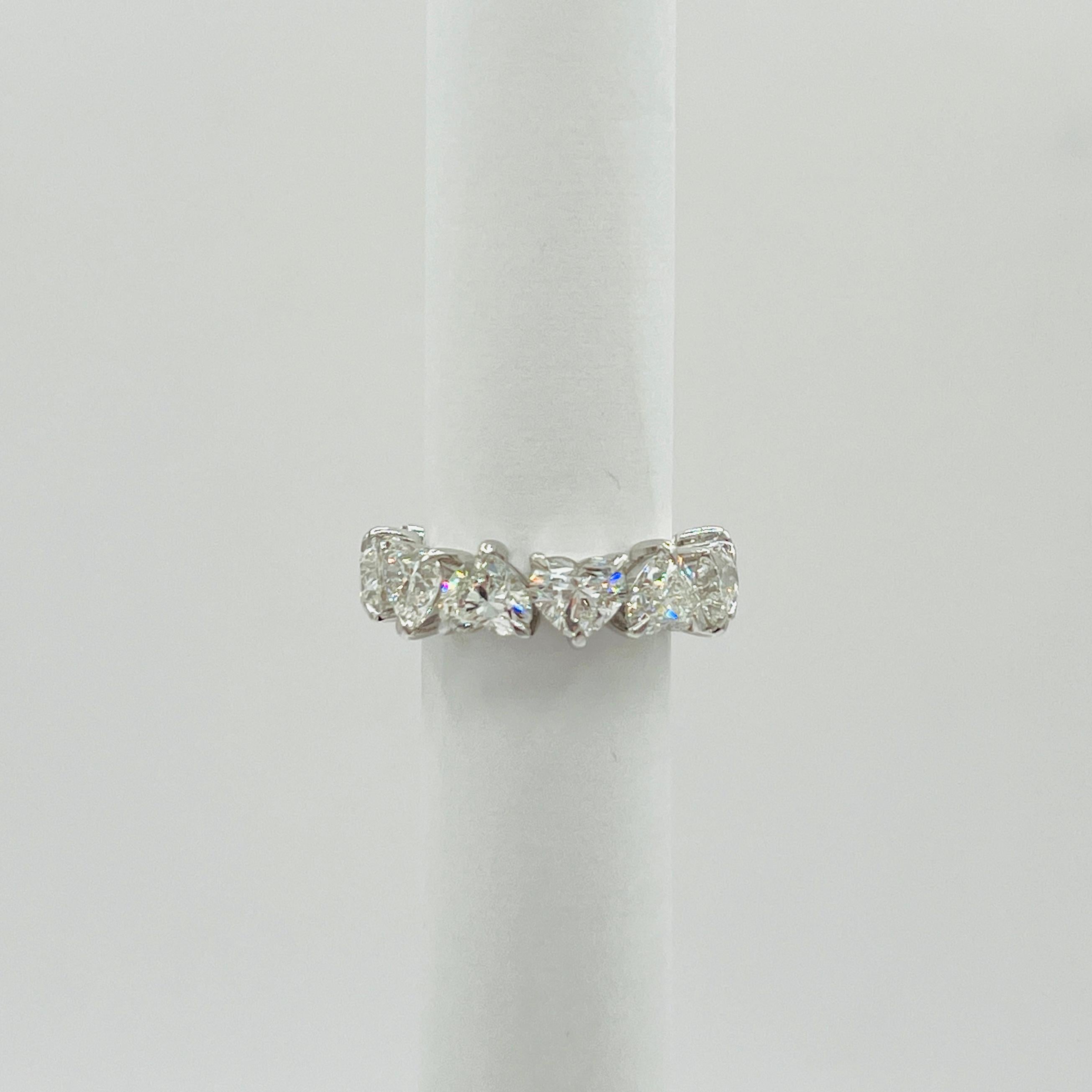 GIA  Anello a fascia per l'eternità con cuore di diamante bianco da 0,70 carati ciascuno in oro bianco 18 carati In condizioni Nuovo in vendita a Los Angeles, CA