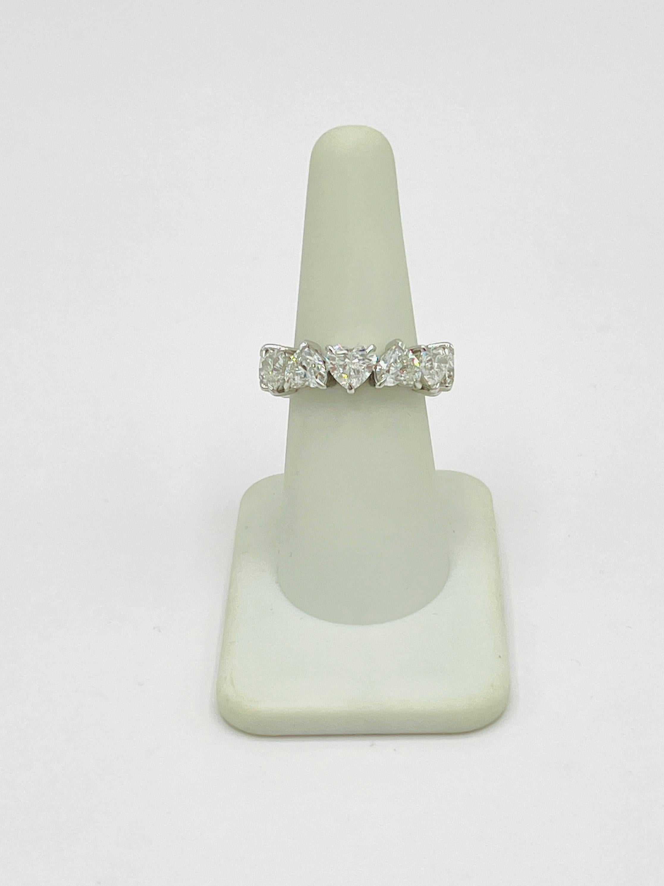 da uomo o donna GIA  Anello a fascia per l'eternità con cuore di diamante bianco da 0,70 carati ciascuno in oro bianco 18 carati in vendita