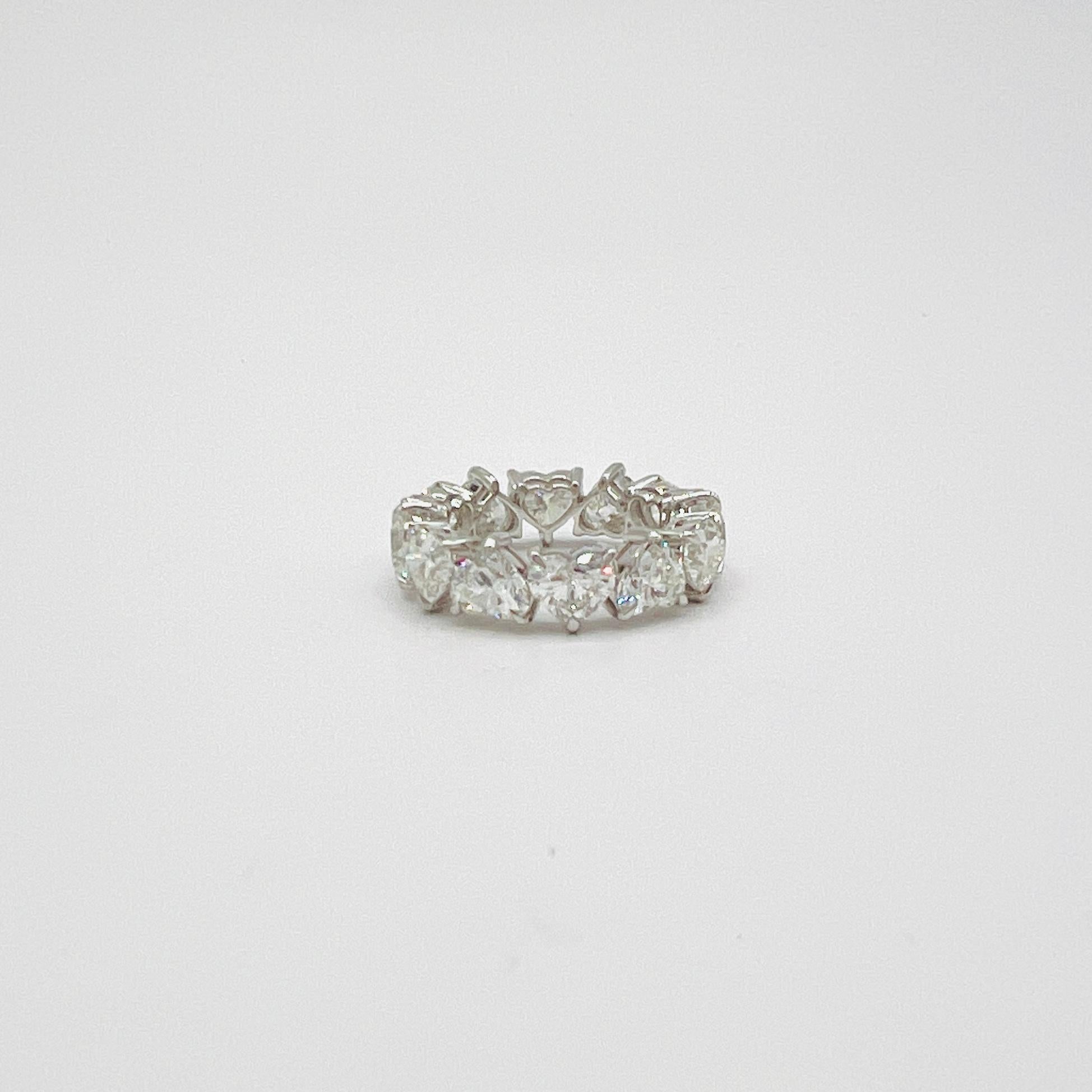 GIA  Anello a fascia per l'eternità con cuore di diamante bianco da 0,70 carati ciascuno in oro bianco 18 carati in vendita 1