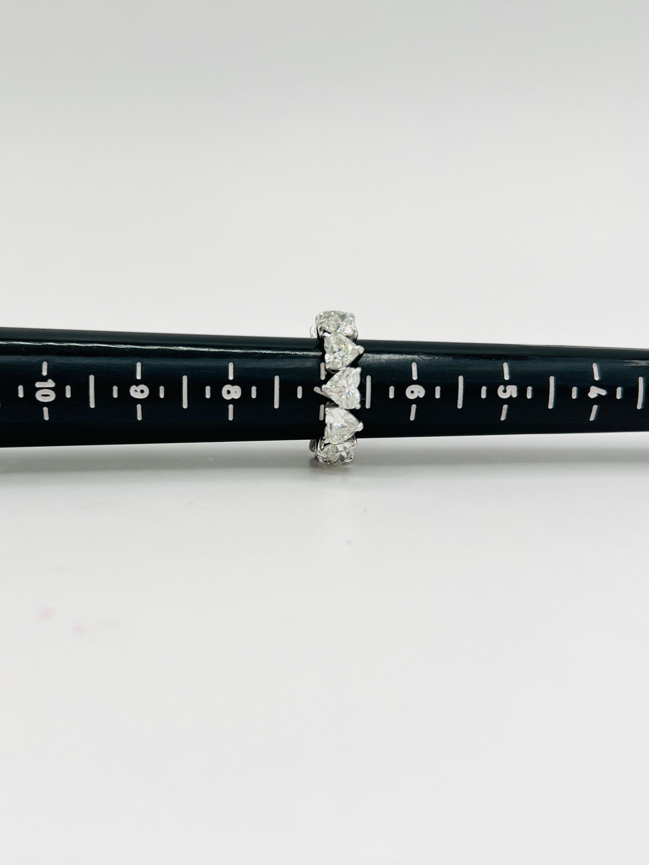 GIA  Anello a fascia per l'eternità con cuore di diamante bianco da 0,70 carati ciascuno in oro bianco 18 carati in vendita 3