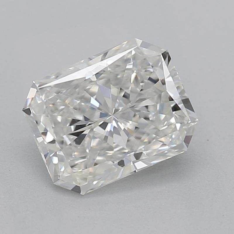 Rehaussez votre collection de bijoux avec cette exquise bague en diamant dotée d'une magnifique pierre centrale faite d'un diamant radiant, d'un poids impressionnant de 0.70. Classé G éblouissant avec un VS2, ce diamant rayonne d'une brillance et