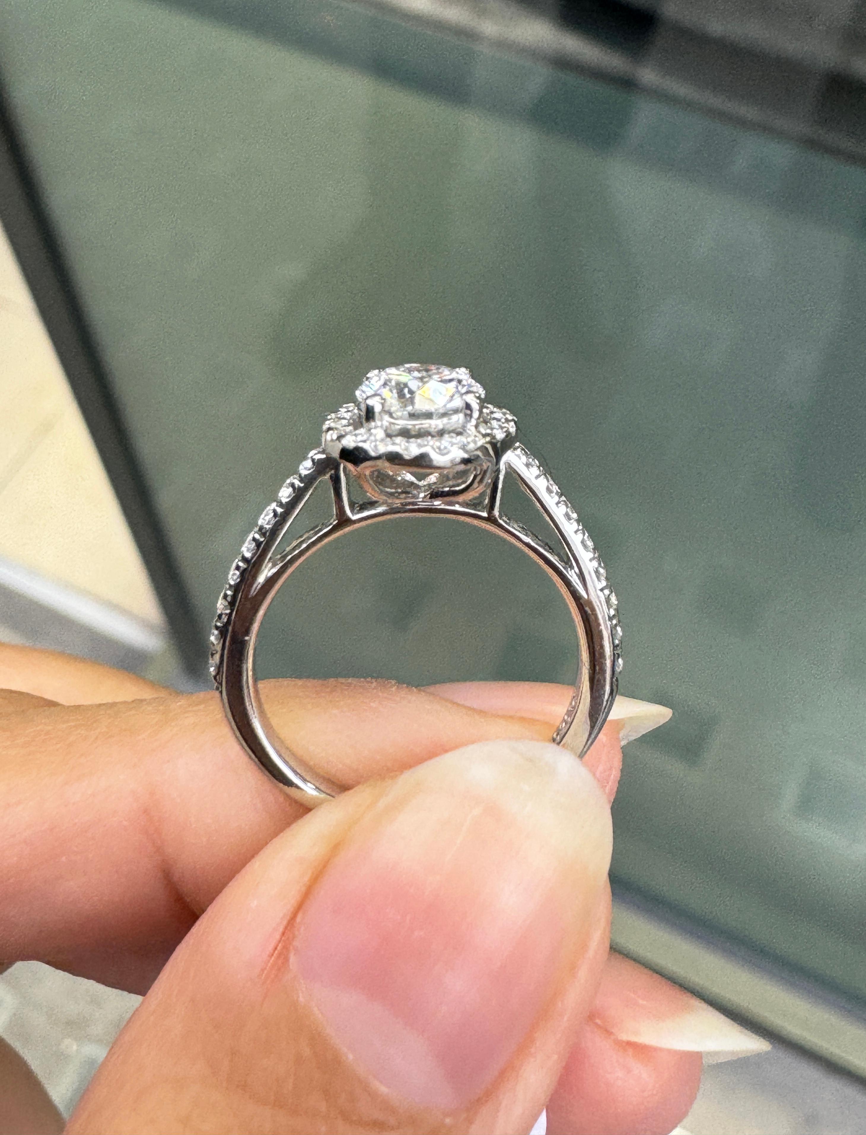 GIA 0.70ct E VS1 Diamond and Platinum Round Halo Cluster Engagement Ring In Excellent Condition For Sale In London, GB