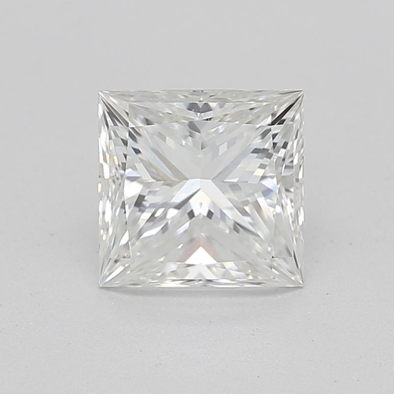 Fabriquée à la main à New York, cette bague en diamant exquise présente une pierre centrale à couper le souffle - un diamant princesse pesant 0,70 avec un H captivant et un VS1 remarquable. Le diamant est fixé dans une élégante monture à quatre