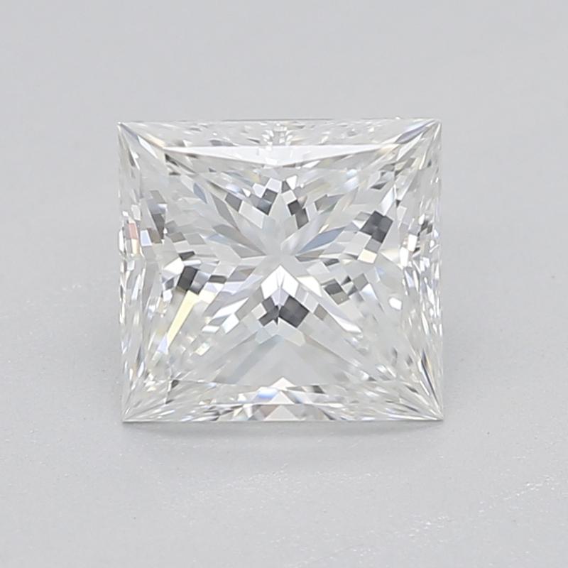 Fabriquée à la main à New York, cette exquise bague en diamant présente une pièce centrale époustouflante composée d'un diamant princesse pesant 0,70, classé F et VS1. Le diamant est élégamment fixé dans une monture à quatre griffes à double panier,