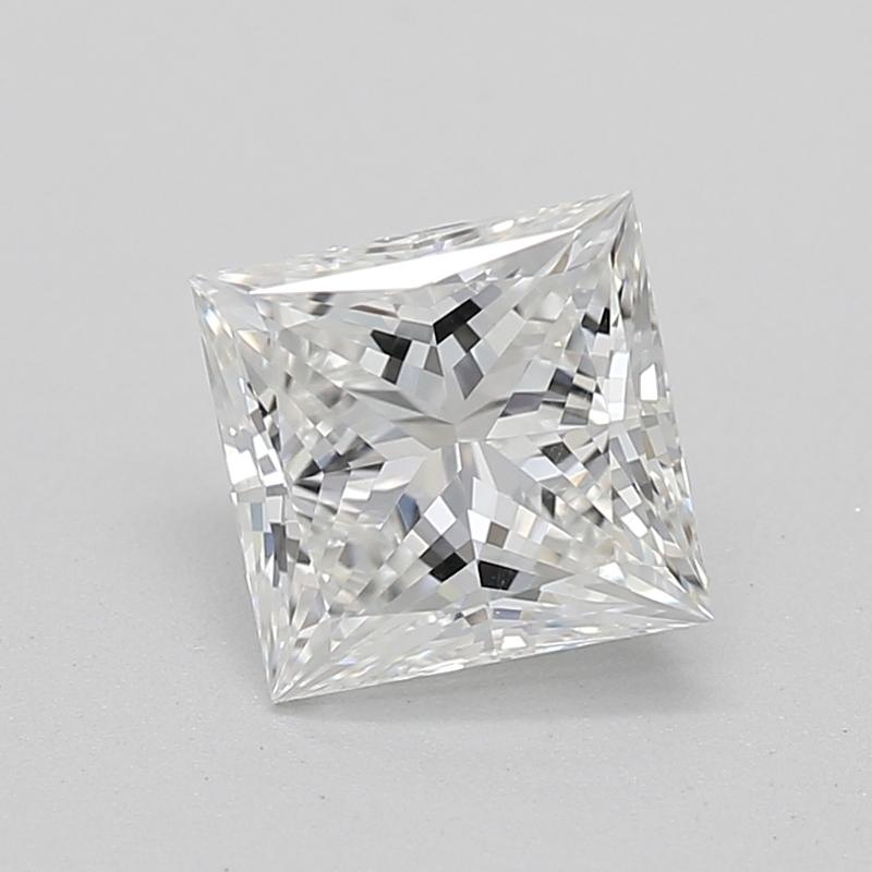 Élevez votre collection de bijoux avec cette superbe bague en diamant, dotée d'une pierre centrale captivante de type princesse F VS1 et d'un poids impressionnant de 0,70. Serti en platine lustré, ce modèle exsude la sophistication grâce à son
