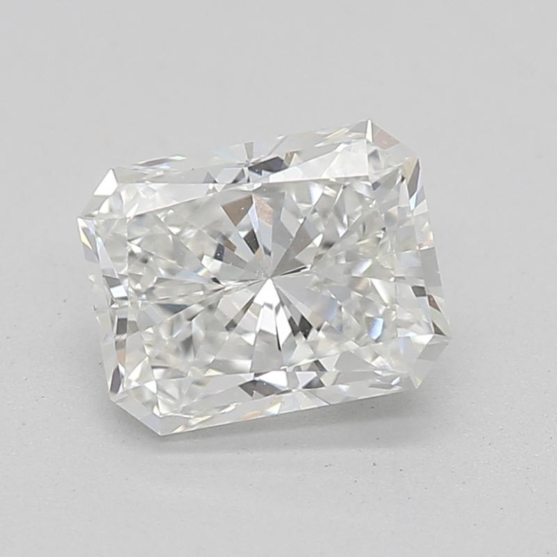 Wir präsentieren einen atemberaubenden Diamantring mit einem bezaubernden Herzstück - einem GIA-zertifizierten strahlenden Diamanten mit einem Gewicht von 0,70 mit einem exquisiten H und SI1. Die Kathedralenfassung hebt den Diamanten elegant an und