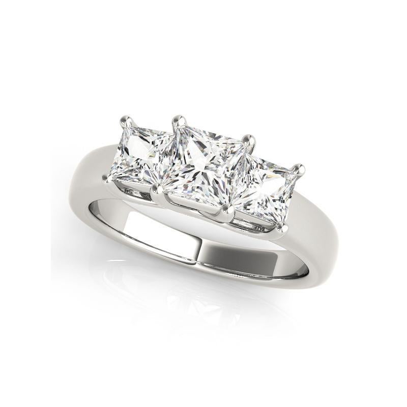 Taglio princess GIA 0,75 Carati Tre Pietre Condivise con Punte Principessa  Anello con diamante in vendita