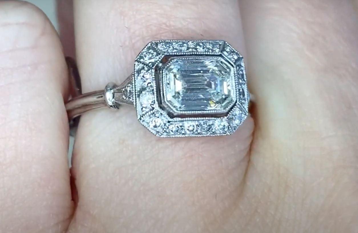 Bague de fiançailles avec diamant taille émeraude 0,75 carat certifié GIA, halo de diamants, platine Excellent état - En vente à New York, NY