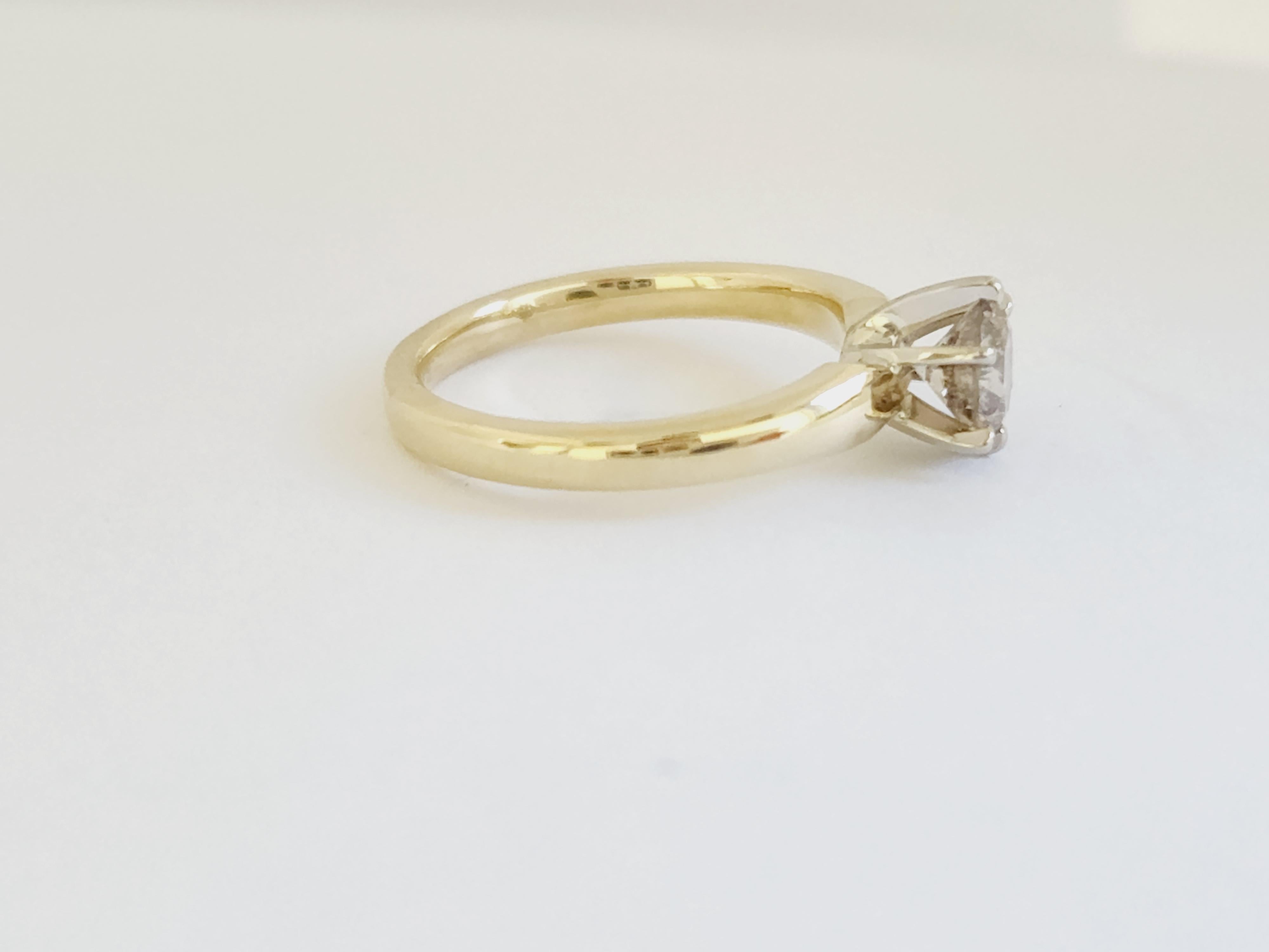 Bague en or jaune 14 carats GIA 0.76 Carat Natural Light Brown Round Diamond Ring Pour femmes en vente