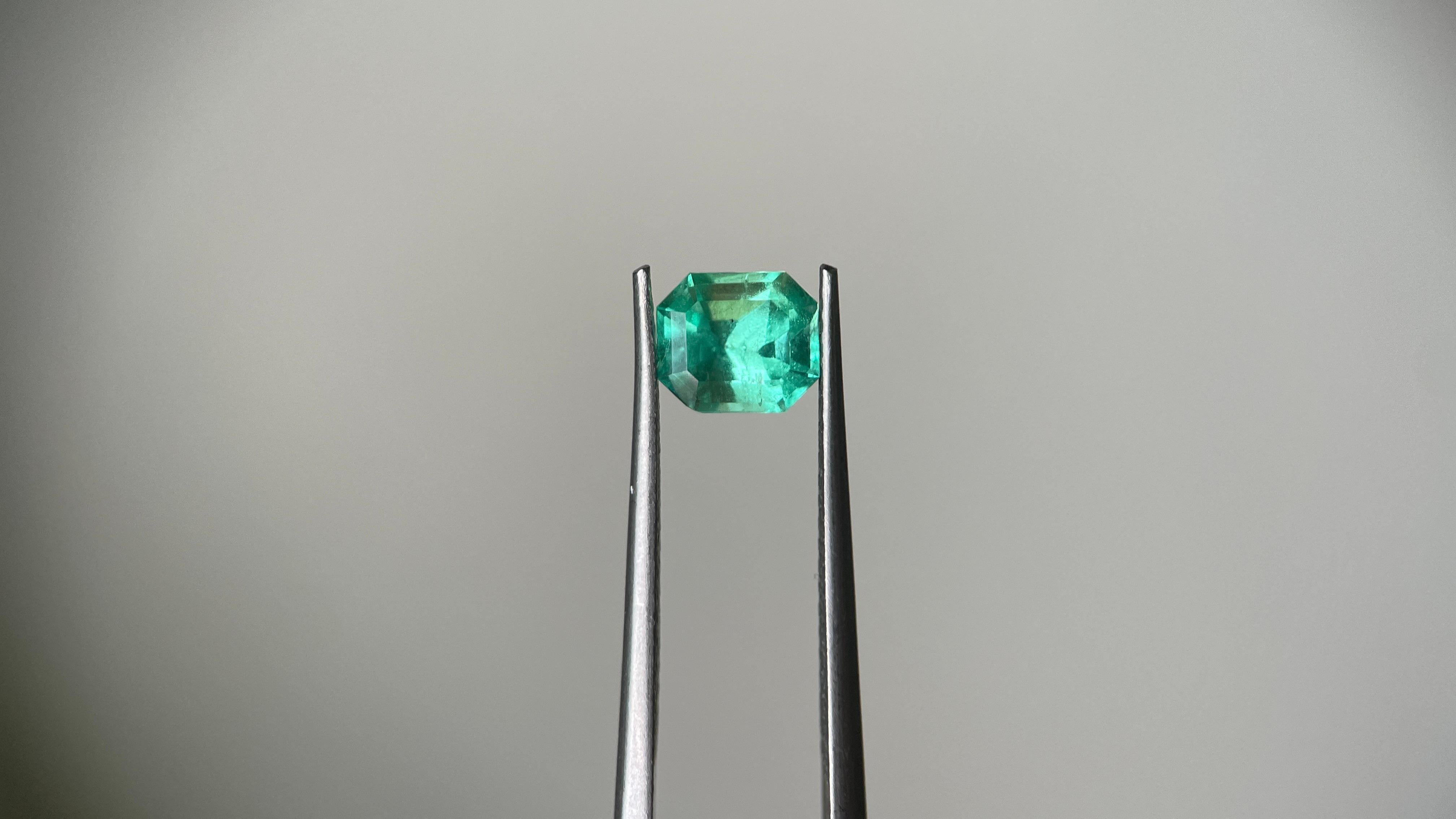 GIA 0.76ct Colombia Muzo Emerald -Minor Clarity Enhanced (F1) -(5.90x5.13 x4.1mm) en vente 2