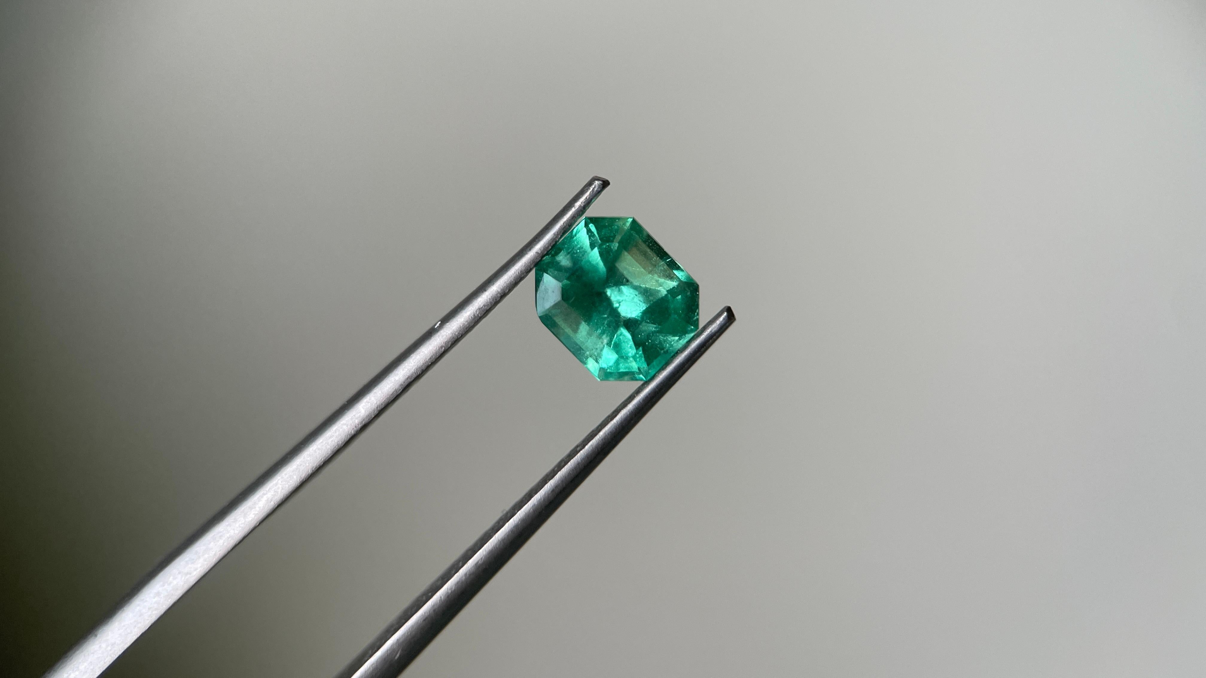 GIA 0.76ct Colombia Muzo Emerald -Minor Clarity Enhanced (F1) -(5.90x5.13 x4.1mm) en vente 3