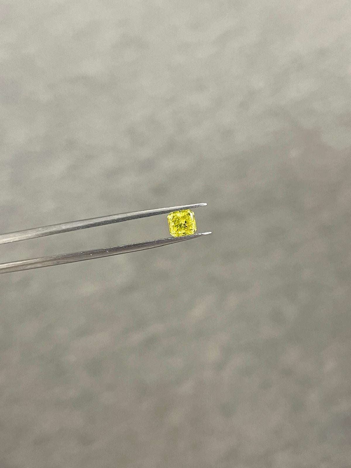 Radiant Cut GIA 0.78 Carat Fancy Vivid Yellow Radiant Loose Diamond For Sale