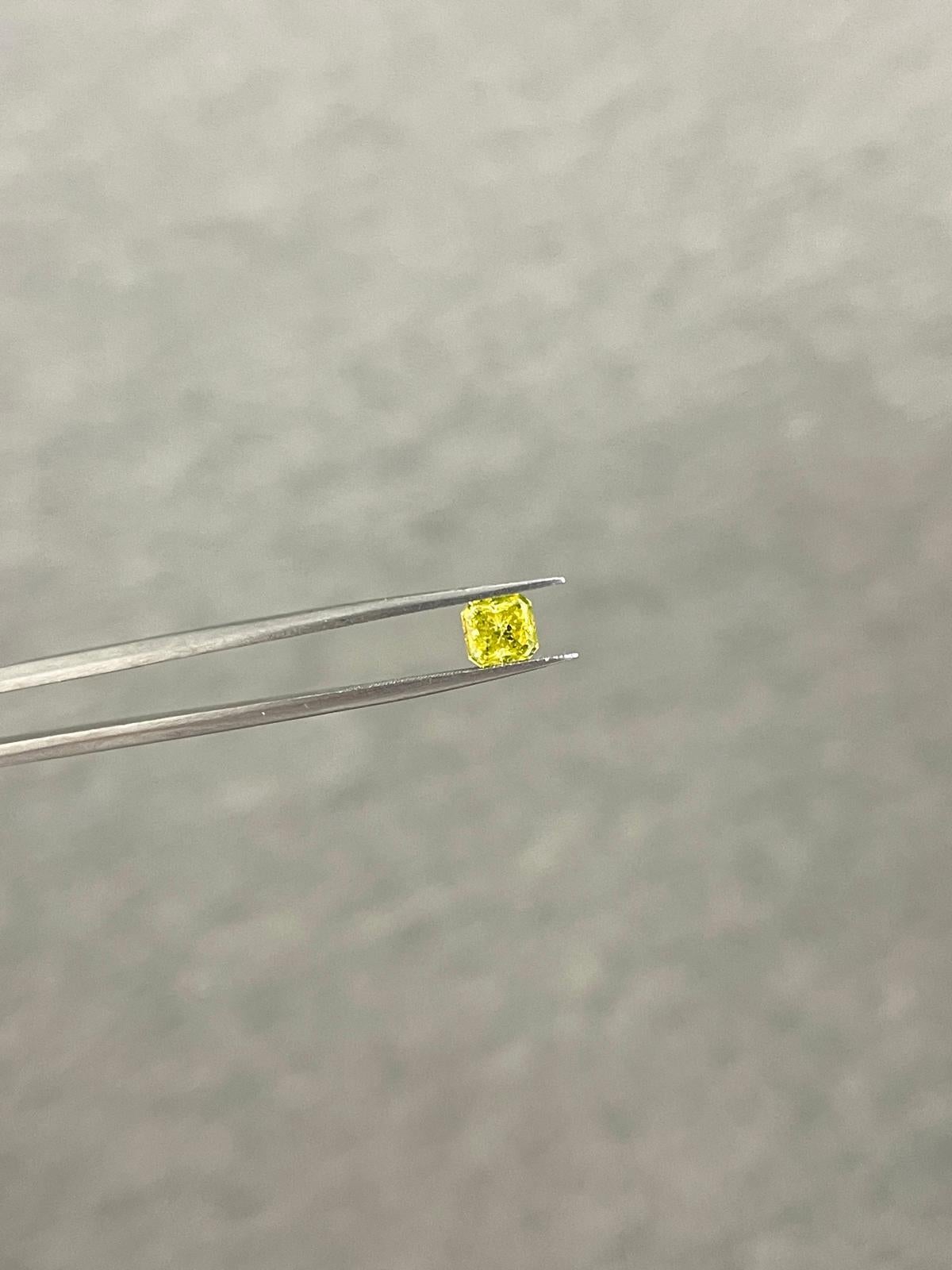 GIA 0.78 Carat Fancy Vivid Yellow Radiant Loose Diamond In New Condition For Sale In Great Neck Plaza, NY