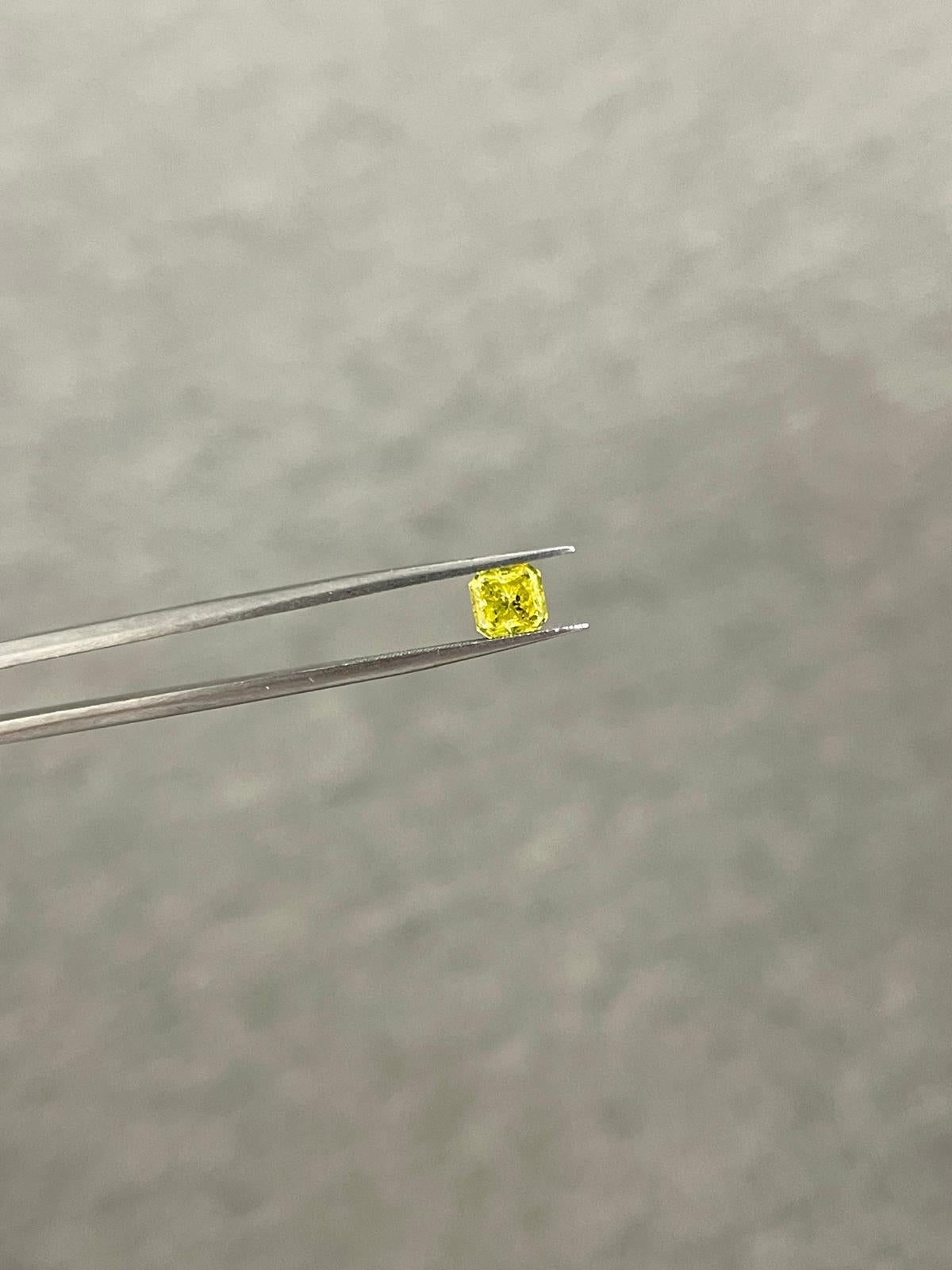 Women's or Men's GIA 0.78 Carat Fancy Vivid Yellow Radiant Loose Diamond For Sale
