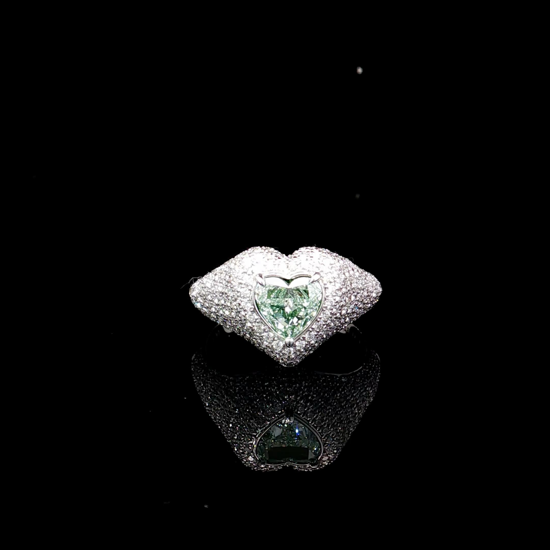 Anillo de oro blanco de 18 quilates con diamantes
  
  Color y quilates del oro Oro blanco 18 quilates
  Peso: 6,344 gramos
  
  Set con-
  Tipo de piedra: Diamantes
  Forma Corazón
  Quilate: 0,79 ct
  Color: Verde claro fantasía (indeterminado)
 