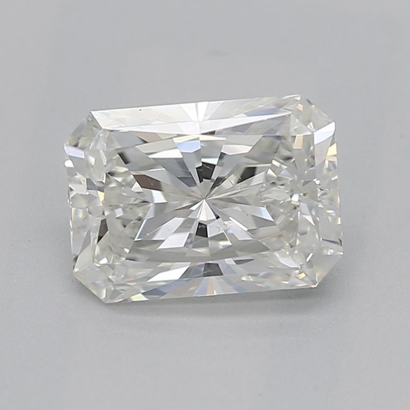 Realizzato a mano a New York, questo squisito anello con diamante presenta un affascinante diamante radiante certificato GIA del peso di 0.8 , incastonato in un lussuoso oro bianco. Il diamante possiede una qualità superba, classificata I e SI1, che