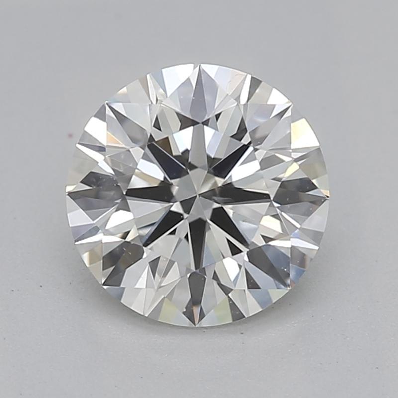 Dieser atemberaubende, in New York handgefertigte Diamantring besticht durch einen GIA-zertifizierten runden Diamanten von 0.8, der meisterhaft in eine luxuriöse Vierzackfassung aus Gelbgold gefasst ist. Der exquisite J und SI1 des Mittelsteins