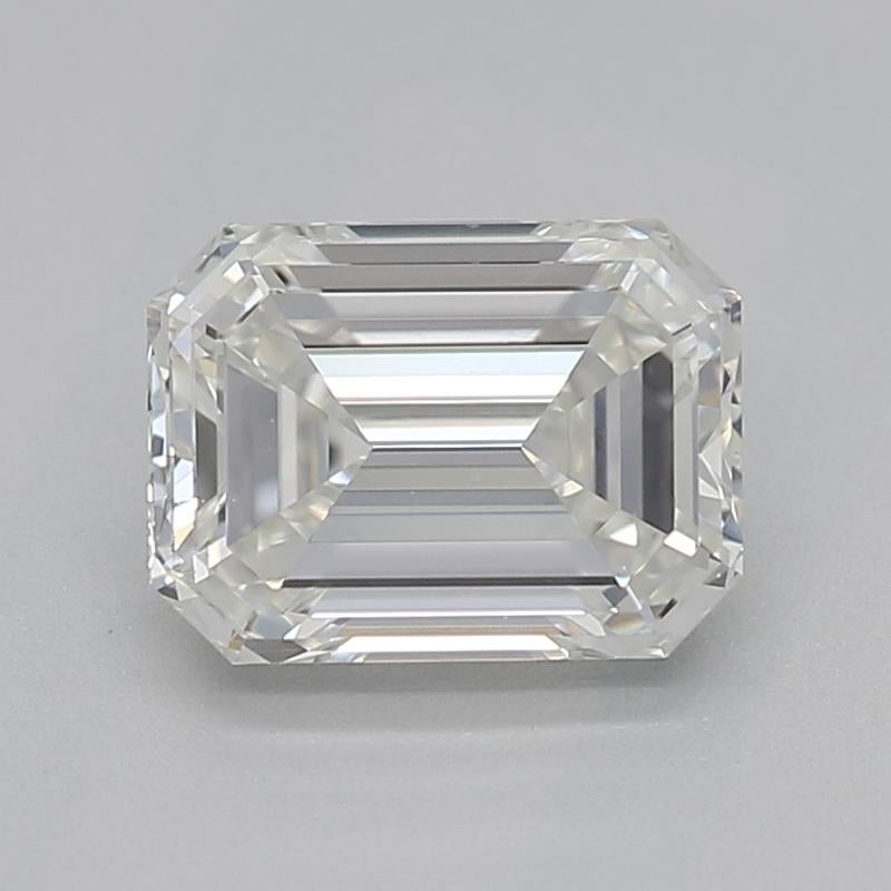 Fabriquée à la main à New York, cette exquise bague en diamant est ornée d'une pierre centrale époustouflante, un diamant émeraude certifié par le GIA pesant 0.8 , d'une brillance et d'un éclat exceptionnels. Sertie dans un panier à griffes surélevé
