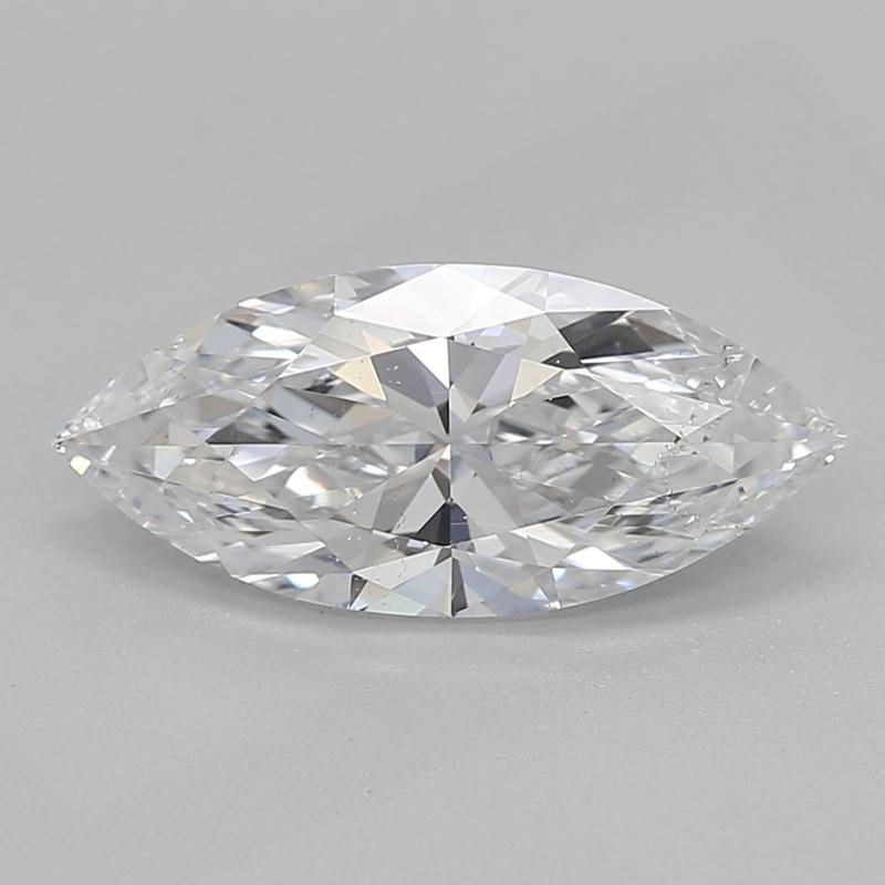 Realizzato a mano a New York, questo splendido anello con diamante presenta un affascinante diamante centrale a forma di marquise del peso di 0,80, classificato D e SI1, che offre uno squisito equilibrio di brillantezza e luminosità. Il design unico