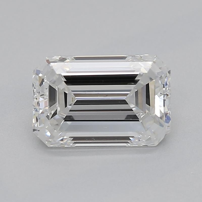Cette bague sophistiquée est ornée d'un diamant émeraude d'un poids de 0,80 et d'une couleur F et VS1. Fabriquée à la main avec précision, la bague présente un anneau en or blanc magnifiquement poli, qui rehausse son attrait luxueux. La monture