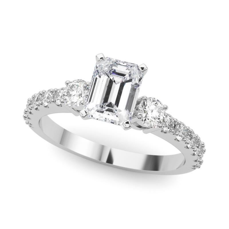 GIA 0,80 ct Esmeralda de tres piedras con diamante en caña Anillo de diamantes de oro blanco de 18 quilates Corte esmeralda en venta
