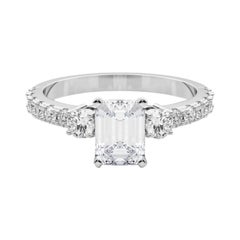 GIA 0.80ct Emerald Three-Stone with Diamond Shank 18K White Gold Diamond Ring (bague à trois pierres en émeraude avec une tige en diamant)