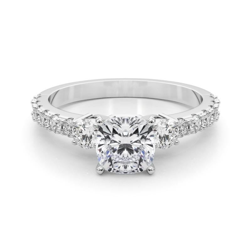 GIA 0.81ct Cushion Three-Stone with Diamond Shank (Trois pierres coussin avec tige en diamant)  Bague en diamant