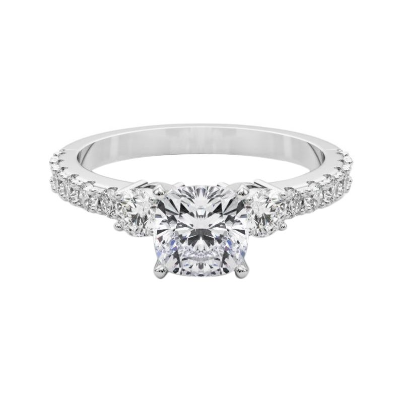 GIA 0.81ct Cushion Three-Stone with Diamond Shank (Trois pierres coussin avec tige en diamant)  Bague en diamant