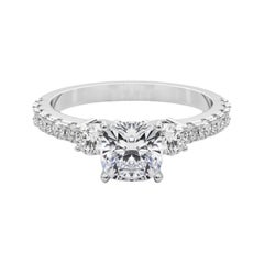 GIA 0.81ct Cushion Three-Stone with Diamond Shank (Trois pierres coussin avec tige en diamant)  Bague en diamant