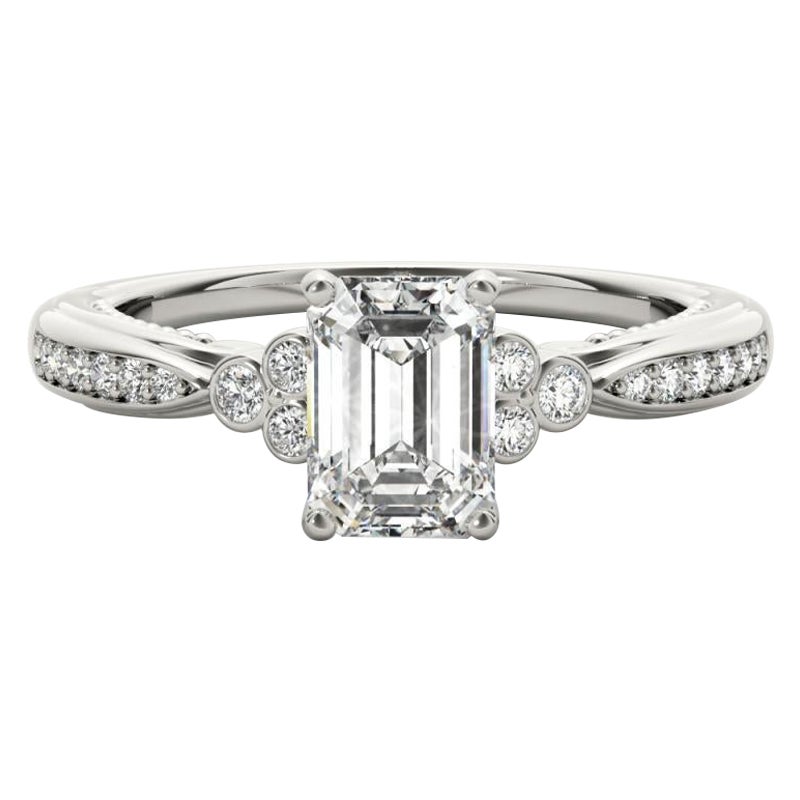 GIA 0.81ct Smeraldo con castone antico a nastro con ponte di diamanti in oro bianco