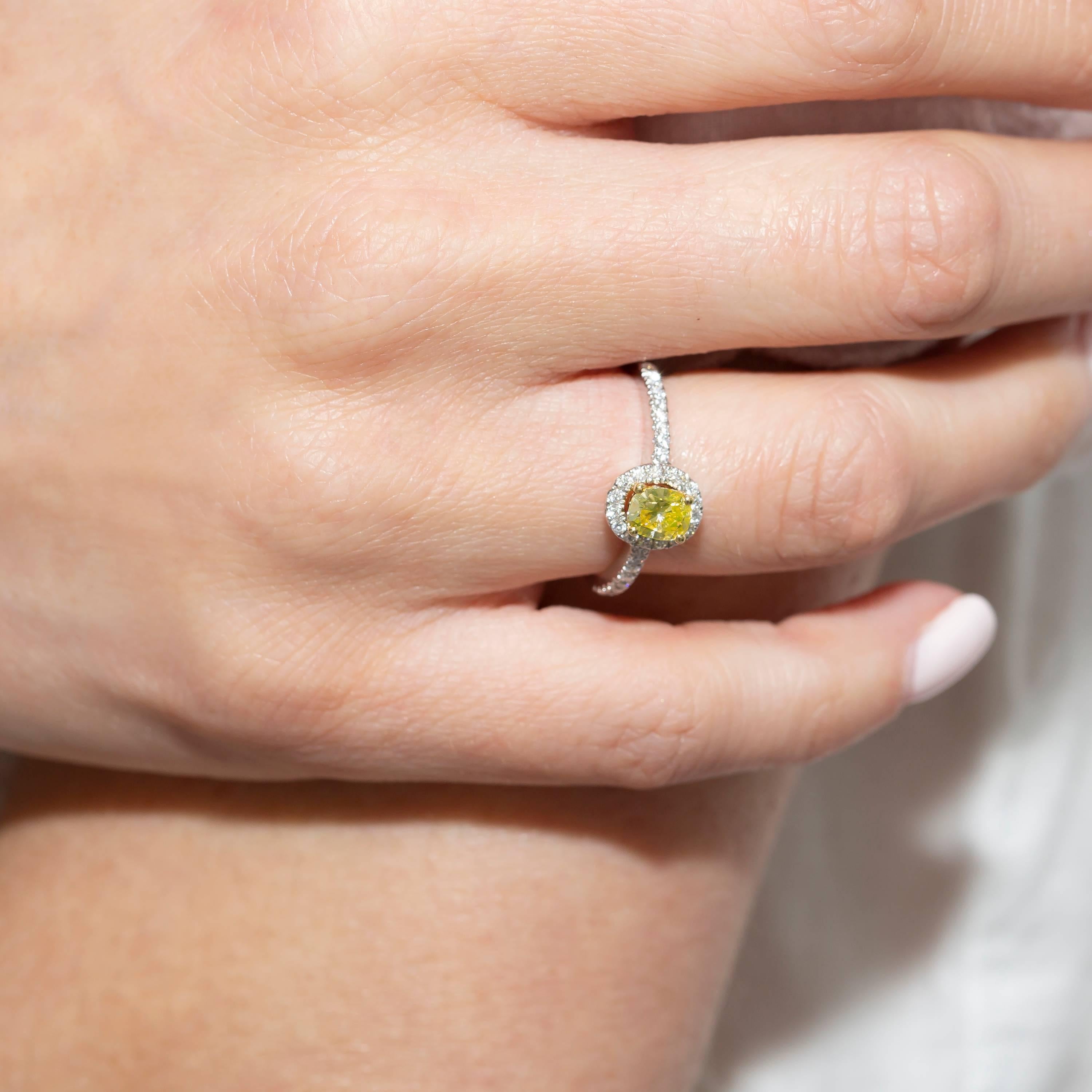 Bague de fiançailles en or blanc 18 carats avec halo de diamants taille coussin jaune 0,87 carat certifiés GIA en vente 1