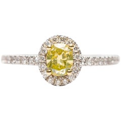 Anello di fidanzamento aureolato in oro bianco 18 carati con diamante giallo a cuscino GIA da 0,87 carati