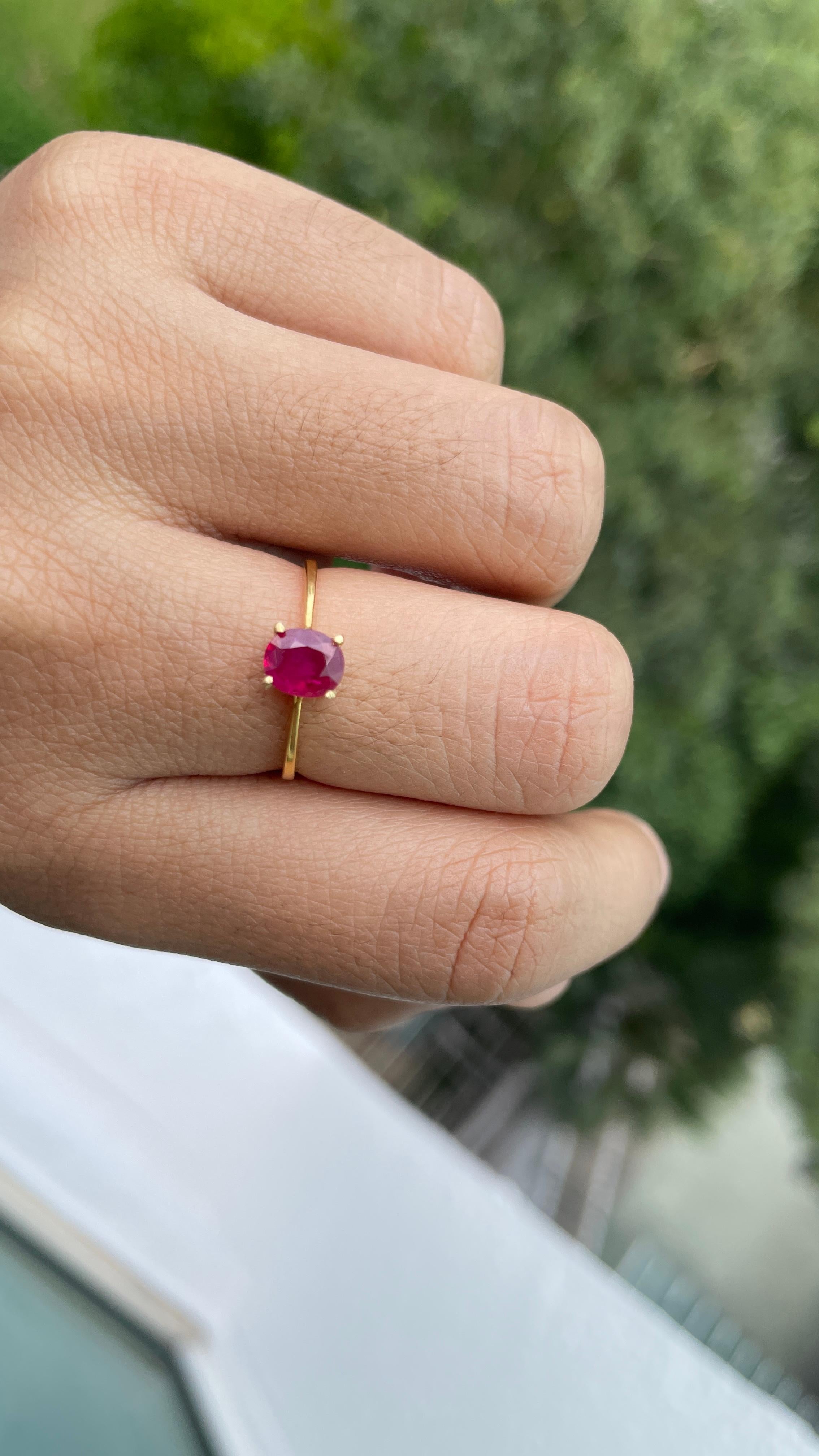 Cette bague solitaire en rubis non chauffé de Birmanie est une expression délicate de simplicité et de sophistication.

Provenant de la légendaire région de Mogok, le rubis n'a subi aucun traitement, ce qui met en valeur son éclat naturel et