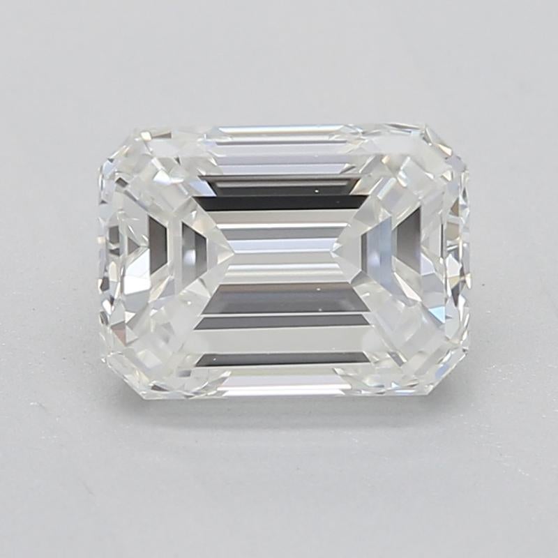 Realizzato a mano a New York, questo accattivante anello con diamante vanta uno splendido centro con un diamante smeraldo del peso di 0.8 certificato GIA. Questa lussuosa pietra presenta una deliziosa H e VS1, che garantisce una brillantezza e un