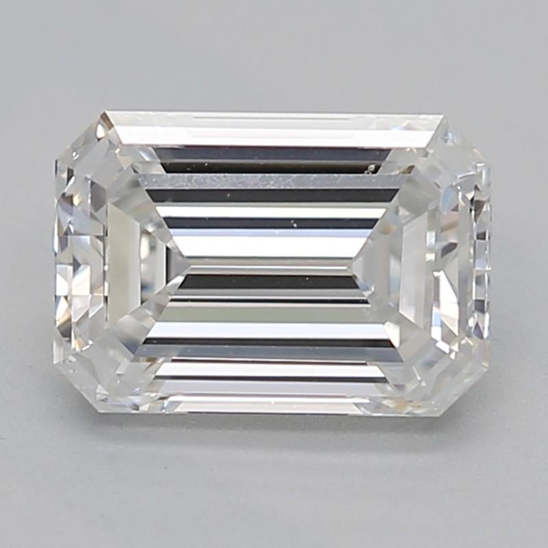 Eleva tu colección con este exquisito anillo de diamantes con una cautivadora piedra central esmeralda F SI1 0,8, firmemente sujeta en un sofisticado engaste de cuatro puntas. El elegante diseño de la banda, elaborado en lujoso oro amarillo, se