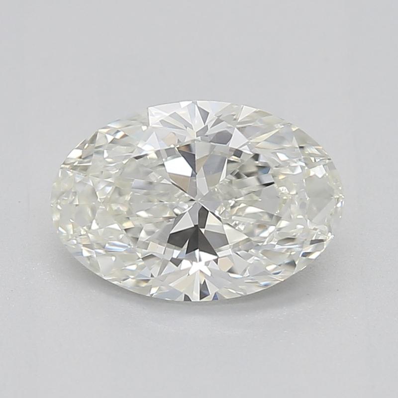 Realizzato a mano a New York, un mix straordinario di fascino vintage ed eleganza moderna, questo anello con diamante presenta un'affascinante pietra centrale ovale di 0,8, incastonata in una lussuosa fascia in oro bianco. L'intricato disegno