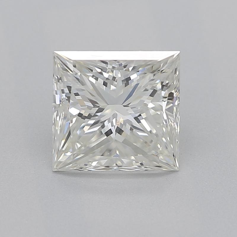 Questo squisito anello di diamanti, che emana eleganza e fascino, è caratterizzato da un diamante princess del peso di 0,8, classificato J e VS1. Il design si distingue per l'opulento cinturino in oro bianco, che presenta un sofisticato gambo diviso