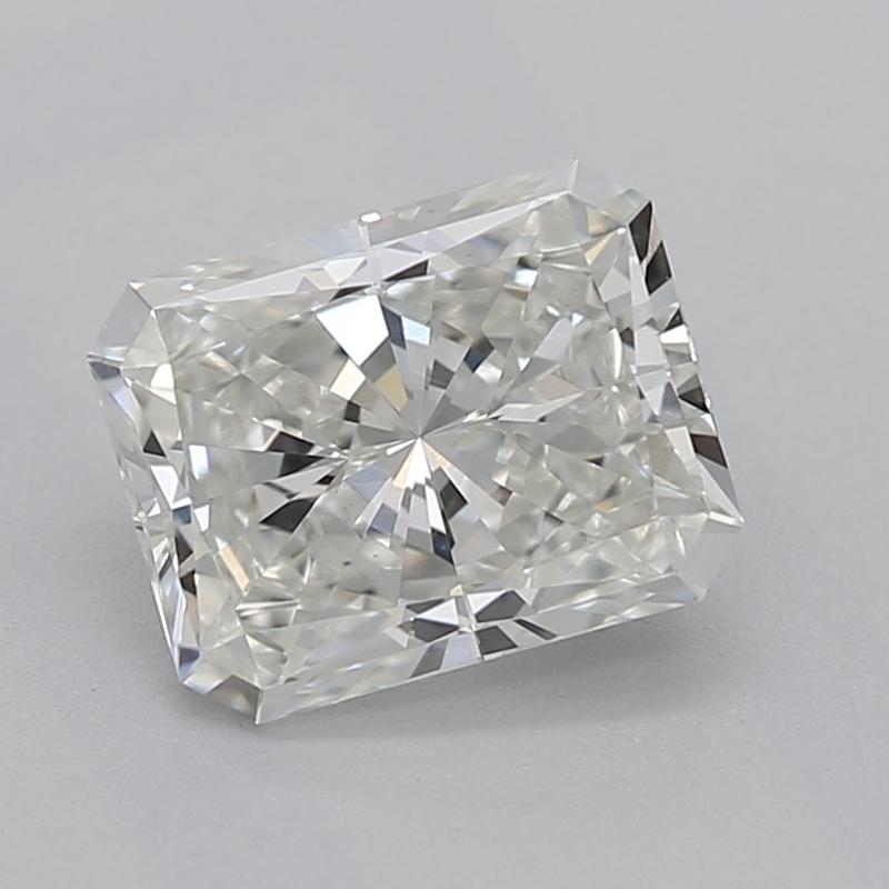 Realizzato a mano a New York, questo squisito anello con diamante presenta al centro un diamante radiante mozzafiato, del peso di 0,8 , con un'impressionante I e VS2. Il design unico armonizza il fascino vintage con la raffinatezza contemporanea,