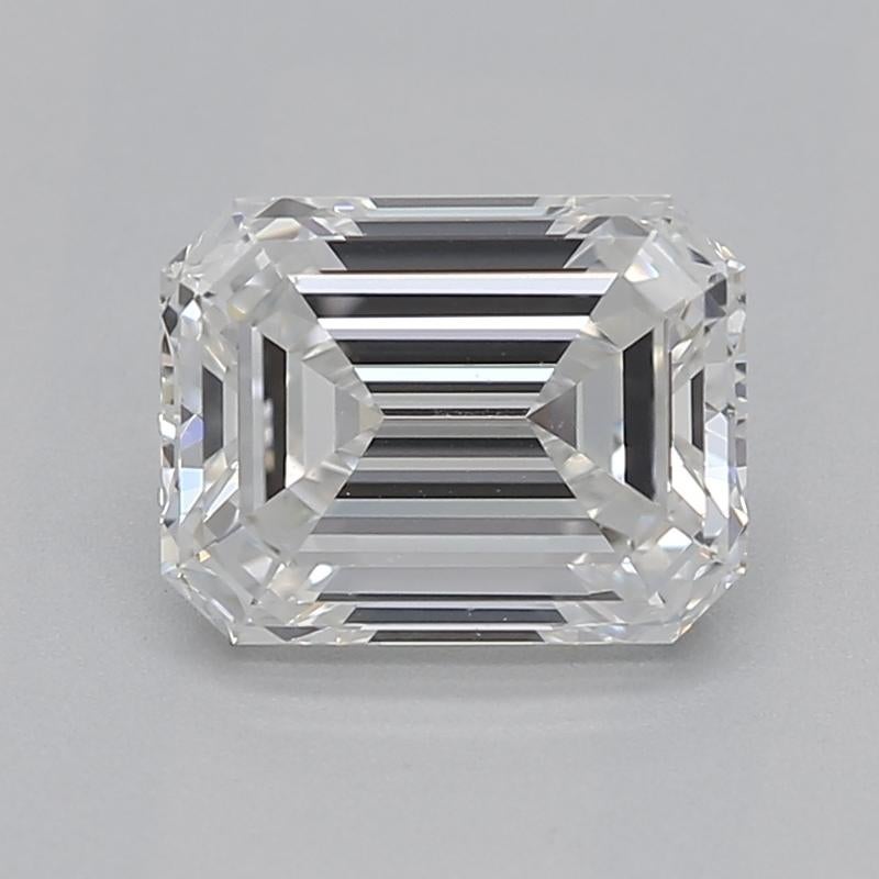 Dieser exquisite, in New York handgefertigte Diamantring hat als Herzstück einen exquisiten Smaragddiamanten mit einem Gewicht von 0,9, der durch sein schönes F und sein bemerkenswertes VS2 ergänzt wird. In luxuriösem Platin gefasst, strahlt dieses