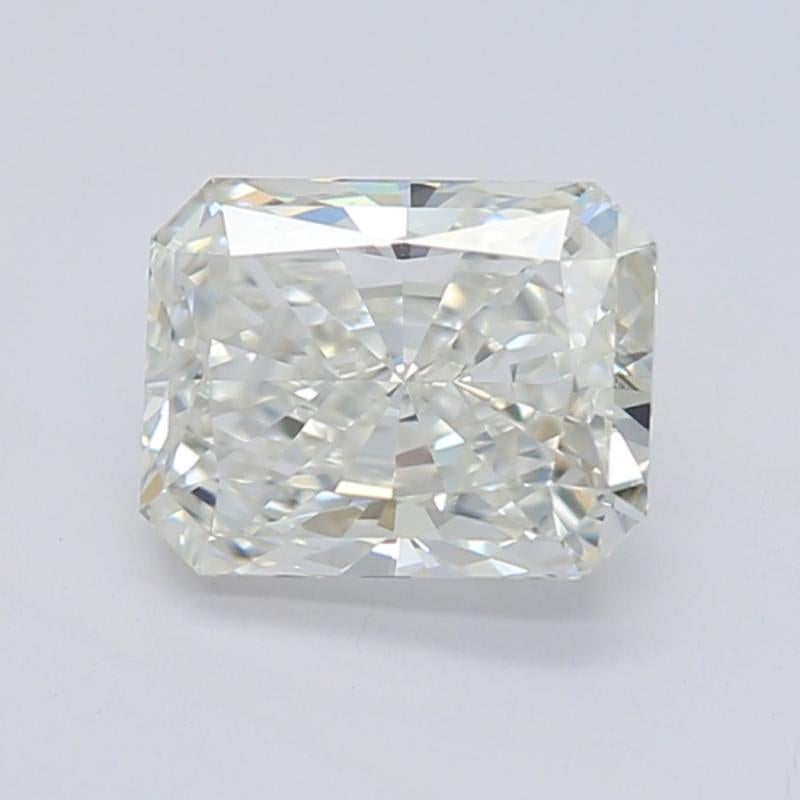 Irradiando elegancia y sofisticación atemporales, este exquisito anillo de diamantes presenta una cautivadora piedra central de diamante radiante con un peso de 0.9. Calificada I y VS2 , esta exquisita gema está certificada por el GIA, lo que
