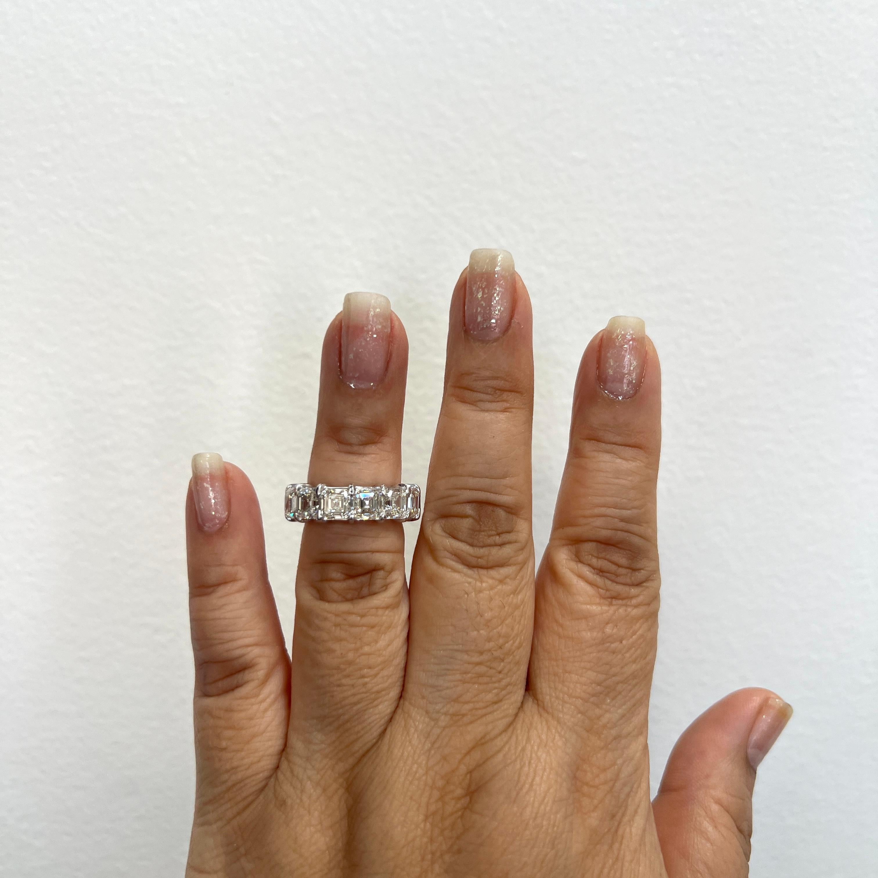 Wunderschöne 11.72 ct. IJ VVS-VS weißer Diamant im Asscher-Schliff.  Insgesamt 13 Steine, jeder von ihnen hat 0,90 ct. Handgefertigt aus 18 Karat Weißgold.  Ringgröße 6.  Jeder Stein wird mit einem GIA-Zertifikat geliefert.