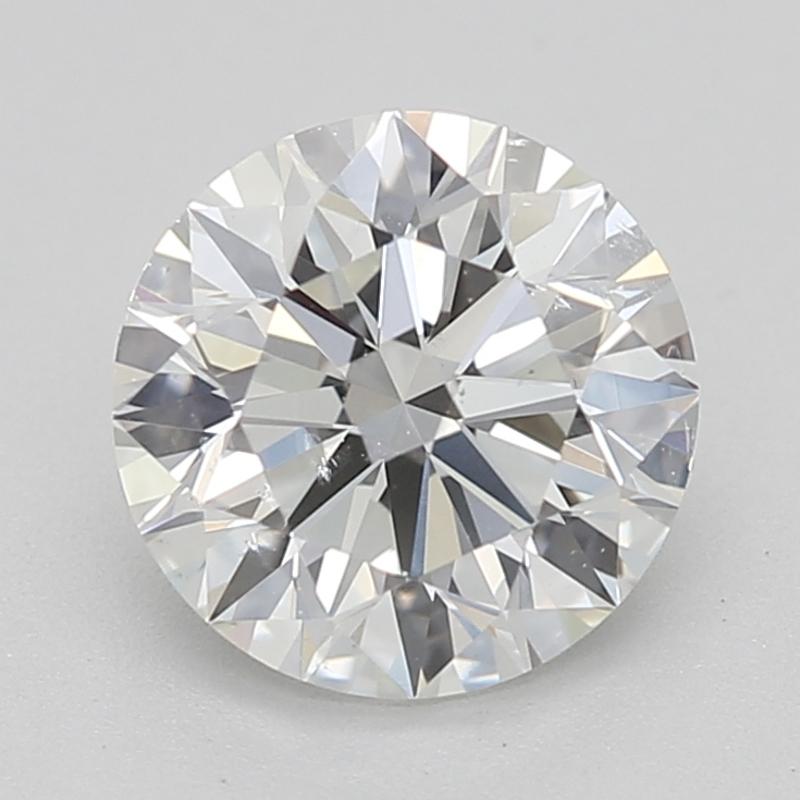 Realizzato a mano a New York, questo splendido anello con diamante presenta un'accattivante pietra centrale dal design rotondo, che pesa 0,90 e presenta un bellissimo I con un'impressionante chiarezza di SI1. Incastonato in un lussuoso oro giallo,