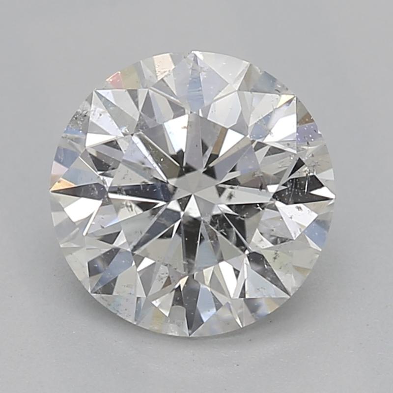 Elaborado con meticuloso cuidado, este elegante anillo de diamantes presenta un impresionante diamante redondo central de 0.90 , engastado para cautivar con su excepcional brillo. El diamante está clasificado como G e I1 , lo que garantiza tanto el